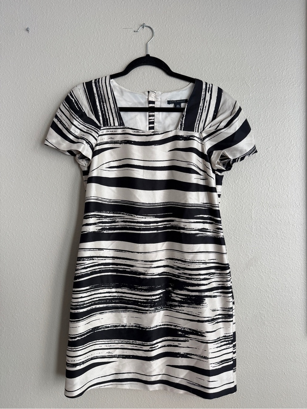 Banana Republic 100% Silk Black and White Striped Short Sleeve Shift Dress Sz 8